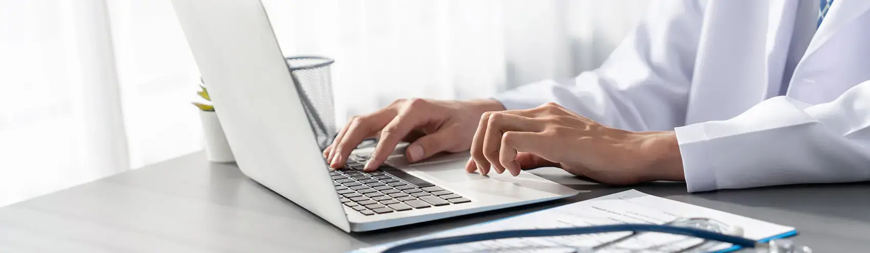 Lekarz pisze na laptopie Lekarz pisze na laptopie