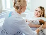 Oligosacharydy i inne substancje bioaktywne w pokarmie kobiecym i w mleku modyfikowanym dziecko na rękach mamy oraz lekarz badający dziecko
