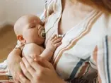 Pozorny a rzeczywisty niedobór pokarmu Małe dziecko u mamy na rękach