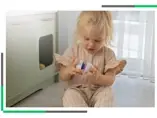 Synergiczne działanie prebiotyków (HMO) i probiotyków (Bifidobacterium infantis) Co wiemy, a co wymaga badań Dziecko trzymające zabawkę