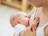 Stanowisko Grupy Ekspertów w sprawie zaleceń żywieniowych dla kobiet w okresie laktacji – aktualizacja dziecko na rękach u mamy w trakcie karmienia piersią