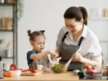 Stanowisko Grupy Ekspertów w sprawie suplementacji kwasu dokozaheksaenowego (DHA) Mama z córką na kuchni gotują obiad