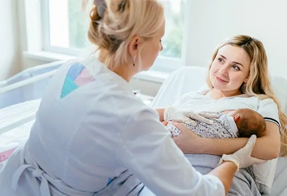 Oligosacharydy i inne substancje bioaktywne w pokarmie kobiecym i w mleku modyfikowanym dziecko na rękach mamy oraz lekarz badający dziecko