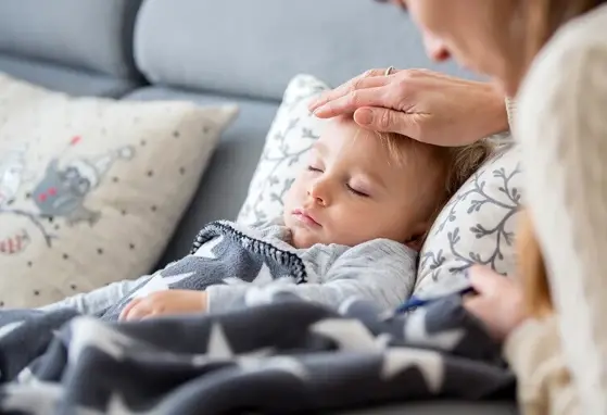 Dziecko z gorączką, mama sprawdza jego temperaturę Dziecko z gorączką, mama sprawdza jego temperaturę