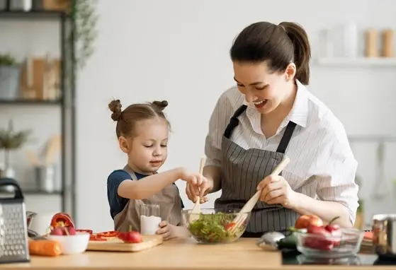 Stanowisko Grupy Ekspertów w sprawie suplementacji kwasu dokozaheksaenowego (DHA) Mama z córką na kuchni gotują obiad