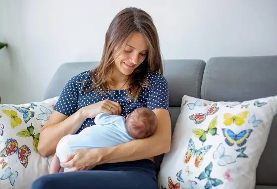 Substancje bioaktywne wzmacniające odporność i wpływające na rozwój mikrobioty w pokarmie kobiecym oraz w mlekach modyfikowanych Mama karmiąca dziecko piersią