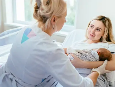 Oligosacharydy i inne substancje bioaktywne w pokarmie kobiecym i w mleku modyfikowanym dziecko u mamy na rękach