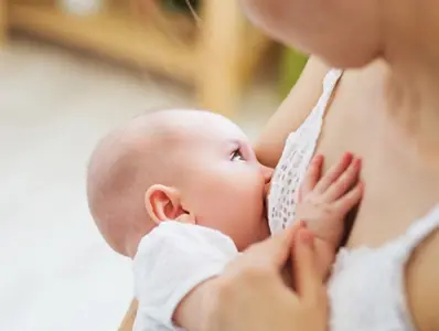 Stanowisko Grupy Ekspertów w sprawie zaleceń żywieniowych dla kobiet w okresie laktacji – aktualizacja dziecko na rękach u mamy w trakcie karmienia piersią